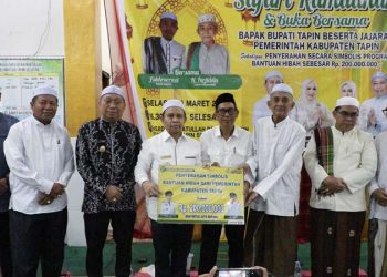 Bupati Serahkan Bantuan Hibah Untuk Masjid Rahmatullah