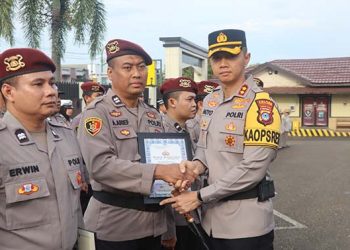 Kapolres Wahyu Beri Penghargaan ke Personel Berprestasi