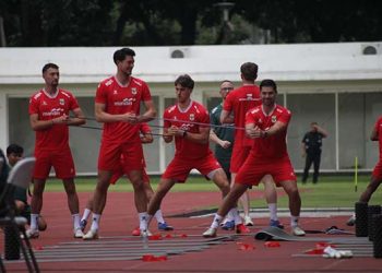 John Herdman Pimpin Latihan Timnas di Tadion Madya Senayan
