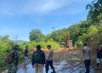 Personil gabungan buka jalan longsor di Mentewe