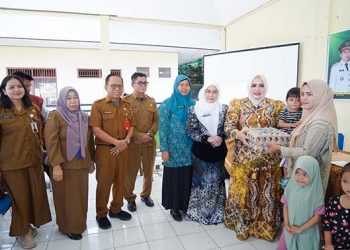 TP PKK Salurkan Bantuan Telur di Tapin Selatan