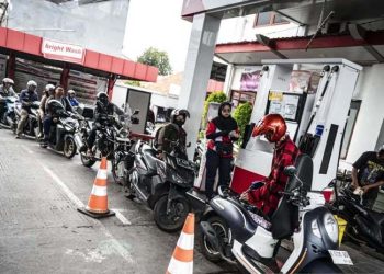 Antrean Panjang Untuk Mengisi BBM