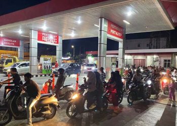 Warga Sedang Antre BBM