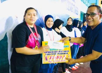 Ketua DWP HSU Juara Turnamen Bulutangkis Hari Jadi HSU ke-74