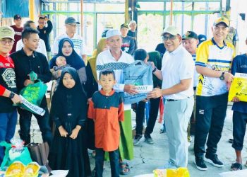 Bupati HSU Serahkan Bantuan Kebakaran di Babirik