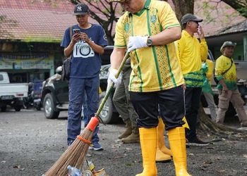 Bupati Yamani Pimpin Bersihkan Pasar Kraton