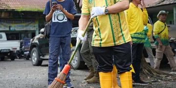 Bupati Yamani Pimpin Bersihkan Pasar Kraton