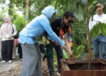 Wagub Kalsel dan Isteri Tanam Pohon di Hari Bumi 2026