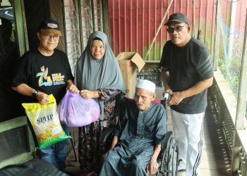 Bupati Jani Serahkan Bantuan Kursi Roda dan Sembako Untuk Lansia
