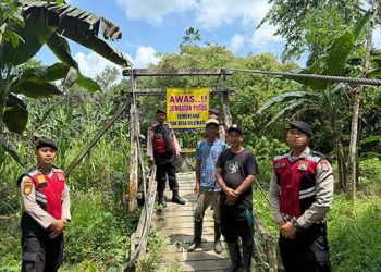 Jembatan Gantung di Desa Pasar Batu Putus