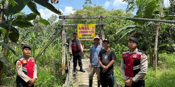 Jembatan Gantung di Desa Pasar Batu Putus