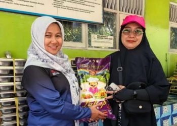 Sampah Plastik Berbuah Bantuan Beras