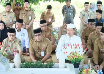 Bupati-Wabup HSU Ziarah Ke Makam Pendiri dan Bupati