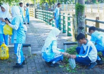 Siswa Bersama Guru Bersihkan Lingkungan