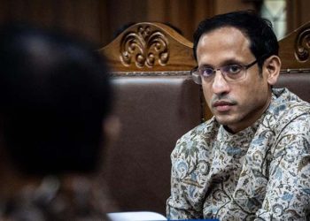 Nadiem Jalani Sidang dengan Tangan Diinfus