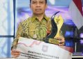 Bupati Tapin Terima Penghargaan Terbaik 1 Penanggulangan Kemiskinan dan Stunting
