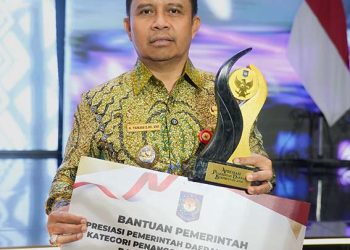 Bupati Tapin Terima Penghargaan Terbaik 1 Penanggulangan Kemiskinan dan Stunting