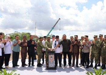 Gubernur Dampingi Wakasad Pancang Tiang Pertama