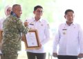 Bupati Andi Rudi Latif Terima Penghargaan KASAD