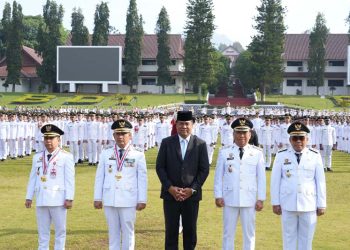 Bupati Dan Wakil Bupati Tapin Terima Anugrah Kartika Pamong Praja Muda