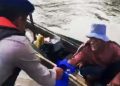 Polairud Bagikan Sembako ke Warga Bantaran Sungai