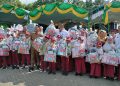 Walikota Bagikan Ratusan Peralatan Sekolah Gratis