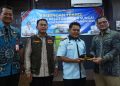 Pemko Berikan Seragam untuk ‘Kapten’ Kelotok