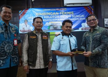 Pemko Berikan Seragam untuk ‘Kapten’ Kelotok
