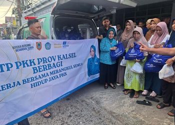 TP PKK Berbagi 173 Sembako Kepada Warga Banteng