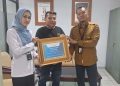 Bank Kalsel Menyerahkan Bantuan Dua Sapi Qurban kepada Sektetariat DPRD Provinsi Kalsel