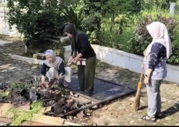 Pegawai Sekretariat DPRD Balangan rutin bersihkan areal perkantoran