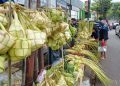 Pedagang Musiman Kulit Ketupat