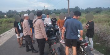 Petugas Tindak Bali di Desa Mahe Seberang