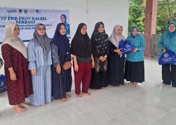 TP PKK Kalsel Berbagi 75 Sembako Kepada Warga Sungai Andai
