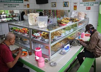 Pedagang Warteg Sebut Banyak Pelanggan Kurangi Lauk