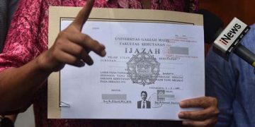 Cap Legalisasi Ijazah Jokowi di PDIP dan KPU Berbeda
