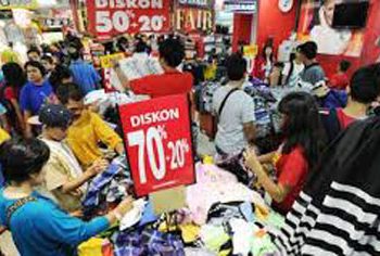 Daya Beli Lesu, Pengunjung Mal Pilih Barang Termurah