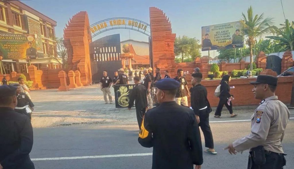 Sejumlah anggota pesilat anggota Persaudaraan Setia Hati Terate (PSHT) beraktivitas pada kegiatan Pengesahan Warga Baru 2026 dalam momentum 1 Suro atau Tahun Baru Islam 1448 Hijriah di Graha Krida Budaya kawasan pusat Padepokan PSHT Jalan Merak, Kelurahan Nambangan Kidul, Kota Madiun, Jatim, Selasa (16/6).(foto:mb/ant)