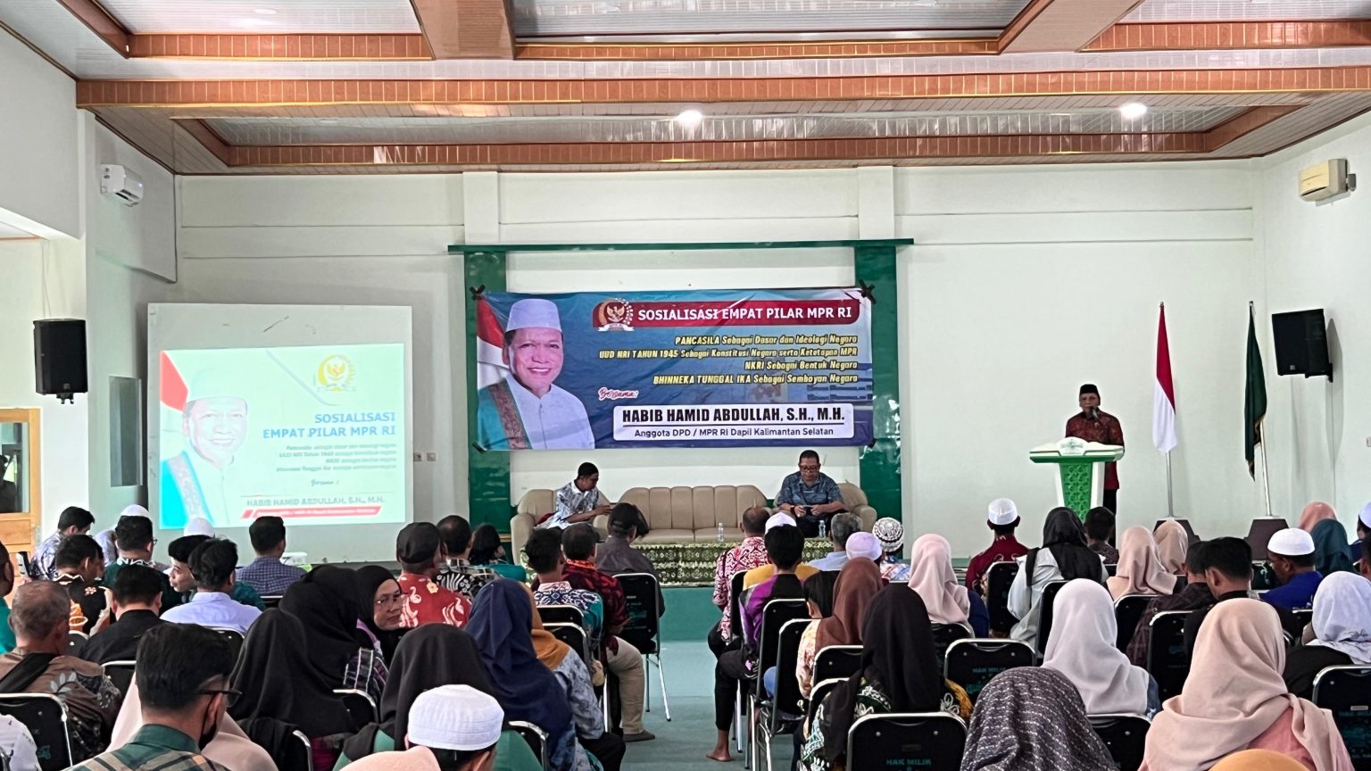 Anggota DPD RI/MPR RI dari Kalimantan Selatan, Habib Hamid Abdullah, S.H., M.H., melaksanakan kegiatan Sosialisasi Empat Pilar MPR RI yang diikuti sekitar 150 peserta yang terdiri dari Tenaga Pendamping Profesional (TPP) Desa dan masyarakat Kabupaten Banjar. Ist