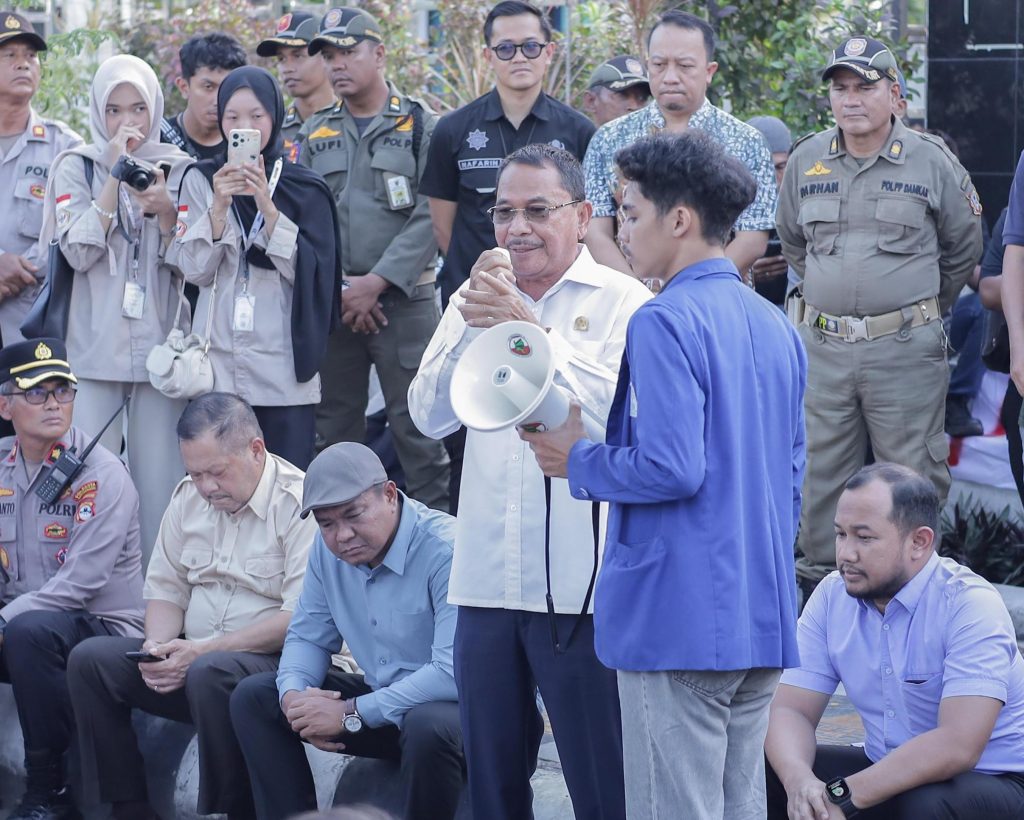 Ketua DPRD Provinsi Kalsel,H Supian HK,saat menanggapi aspirasi pengunjuk rasa BEM se Kalsel.rds