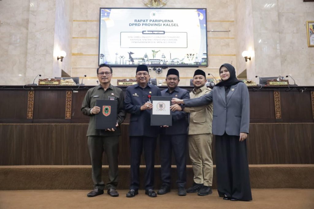 Ketua DPRD Kalsel, Dr. H. Supian HK, S.H., M.H., didampingi Wakil Ketua DPRD H. Kartoyo, M.M., H. Muh. Alpiya Rakhman, S.E., M.M., dan Desy Oktavia Sari. usai tandatangan. rds