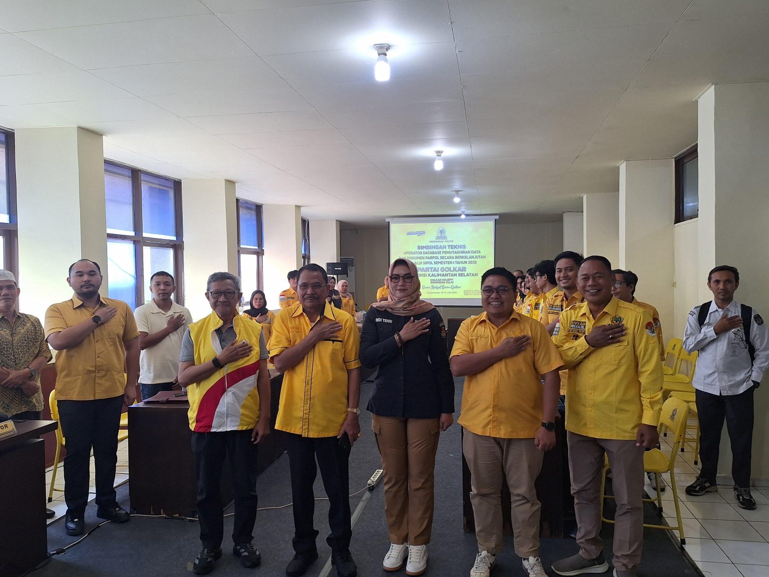 Ketua Harian DPD Partai Golkar Provinsi Kalsel,Dr (HC) H Supian HK SH MH dan Ketua KPU Provinsi Kalsel,Dr. Andi Tenri Sompa, SIP., M.Si membukan acara Bimbingan teknis operator database pemuktahiran data dan dokumen parpol secara berkelanjutan melalui Sipol semester I tahun 2026.rds