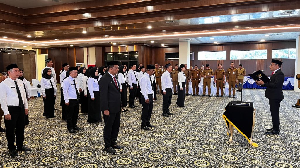 PELANTIKAN-Pemerintah Kabupaten Kotabaru menggelar acara Pelantikan dan Pengambilan Sumpah Jabatan bagi pejabat Administrator, pejabat Fungsional, serta Pengukuhan Kepala Sekolah di lingkungan Pemkab Kotabaru. (foto:mb/ebet)