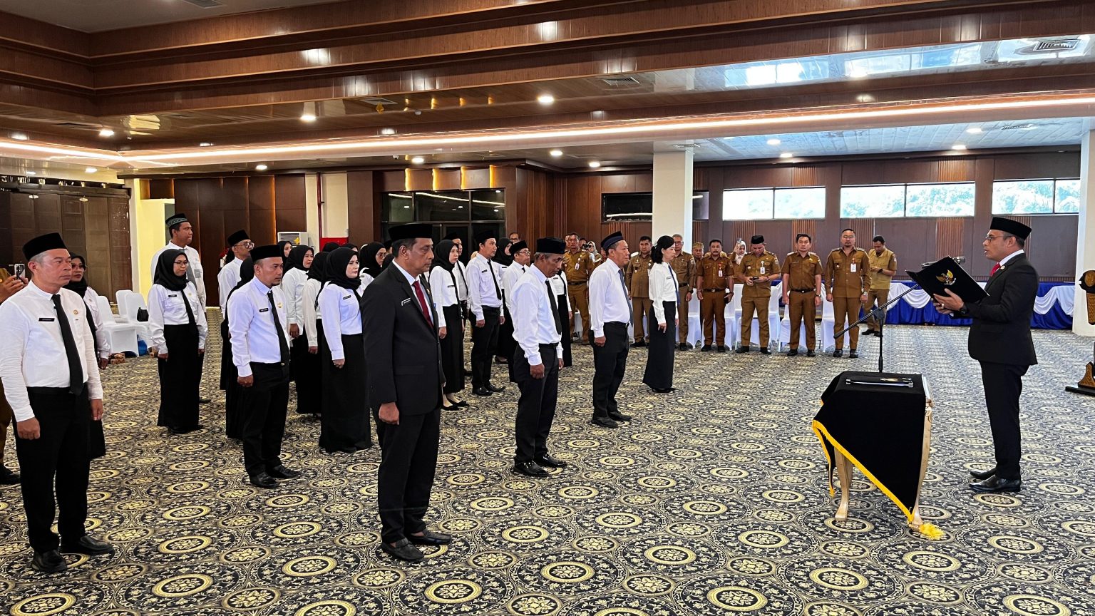 PELANTIKAN-Pemerintah Kabupaten Kotabaru menggelar acara Pelantikan dan Pengambilan Sumpah Jabatan bagi pejabat Administrator, pejabat Fungsional, serta Pengukuhan Kepala Sekolah di lingkungan Pemkab Kotabaru. (foto:mb/ebet)