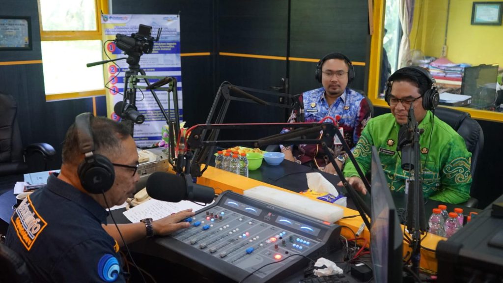 JAMAAH HAJI-Sekretaris Daerah H. Eka Saprudin, AP, M. AP dengan di dampingi Kepala Dinas Komunikasi dan Informatika , Gusti Abdul Wakhid, S. STP., MM hadir menyapa Jamaah Haji dalam dialog interaktif langsung ke Tanah Suci Madinah Al-Munawarah dalam program “Live Info Haji” di ruang RGS kotabaru. (FOTO:MB/ebet)