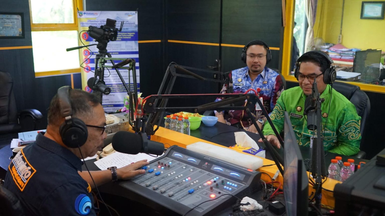 JAMAAH HAJI-Sekretaris Daerah H. Eka Saprudin, AP, M. AP dengan di dampingi Kepala Dinas Komunikasi dan Informatika , Gusti Abdul Wakhid, S. STP., MM hadir menyapa Jamaah Haji dalam dialog interaktif langsung ke Tanah Suci Madinah Al-Munawarah dalam program “Live Info Haji” di ruang RGS kotabaru. (FOTO:MB/ebet)