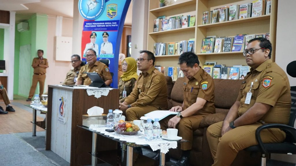 MAL PELAYANAN-Menteri Pendayagunaan Aparatur Negara dan Reformasi Birokrasi (PANRB) Rini Widyantini secara resmi meresmikan 8 Mal Pelayanan Publik baru dan peresmian dilakukan secara hybrid dari MPP Kotabaru dan dihadiri langsung Wakil Bupati Kotabaru Syairi Mukhlis melalui zoom meeting. (foto;mb/ebet)