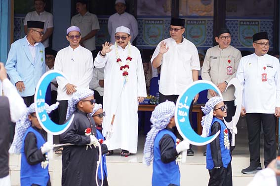 Ribuan Peserta Ramaikan Pawai Muharram LEPAS PAWAI - Wakil Bupati (Wabub) Banjar, Habib Idrus Al Habsyi (ketiga dari kiri) bersama undangan melepas peserta Pawai Muharram 1448 H. (foto:mb/ist)