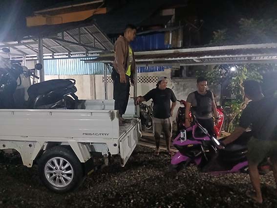 Petugas Tindak Bali di Wikau Kambitin POLSEK Tanjung saat membawa sepeda motor yang digunakan untuk balap liar.(foto:mb/ist)
