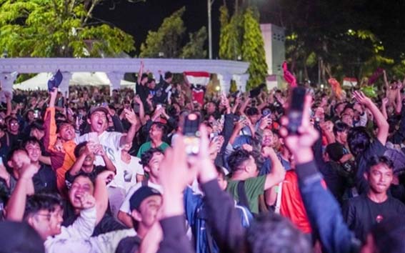 Pemko Dukung Nonbar Piala Dunia 2026 PARA penonton bersorak-sorai melihat tim yang didukungnya memenangkan pertandingan babak penyisihan Piala Dunia 2026 saat nonbar di Lapangan Murjani Banjarbaru.(foto:mb/ist)